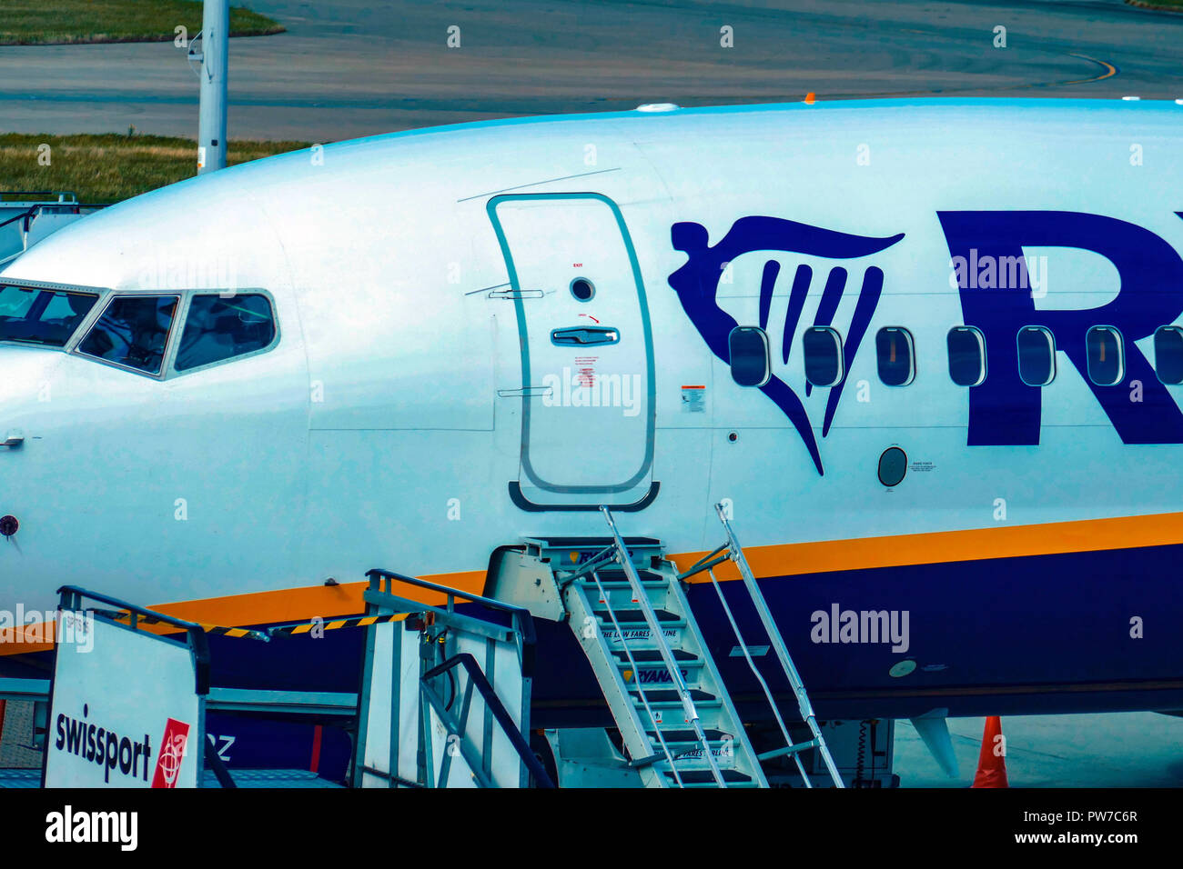 Cierre de puerta y pasos, Boeing 737 de Ryanair en el aeropuerto de  Stansted, Londres Fotografía de stock - Alamy