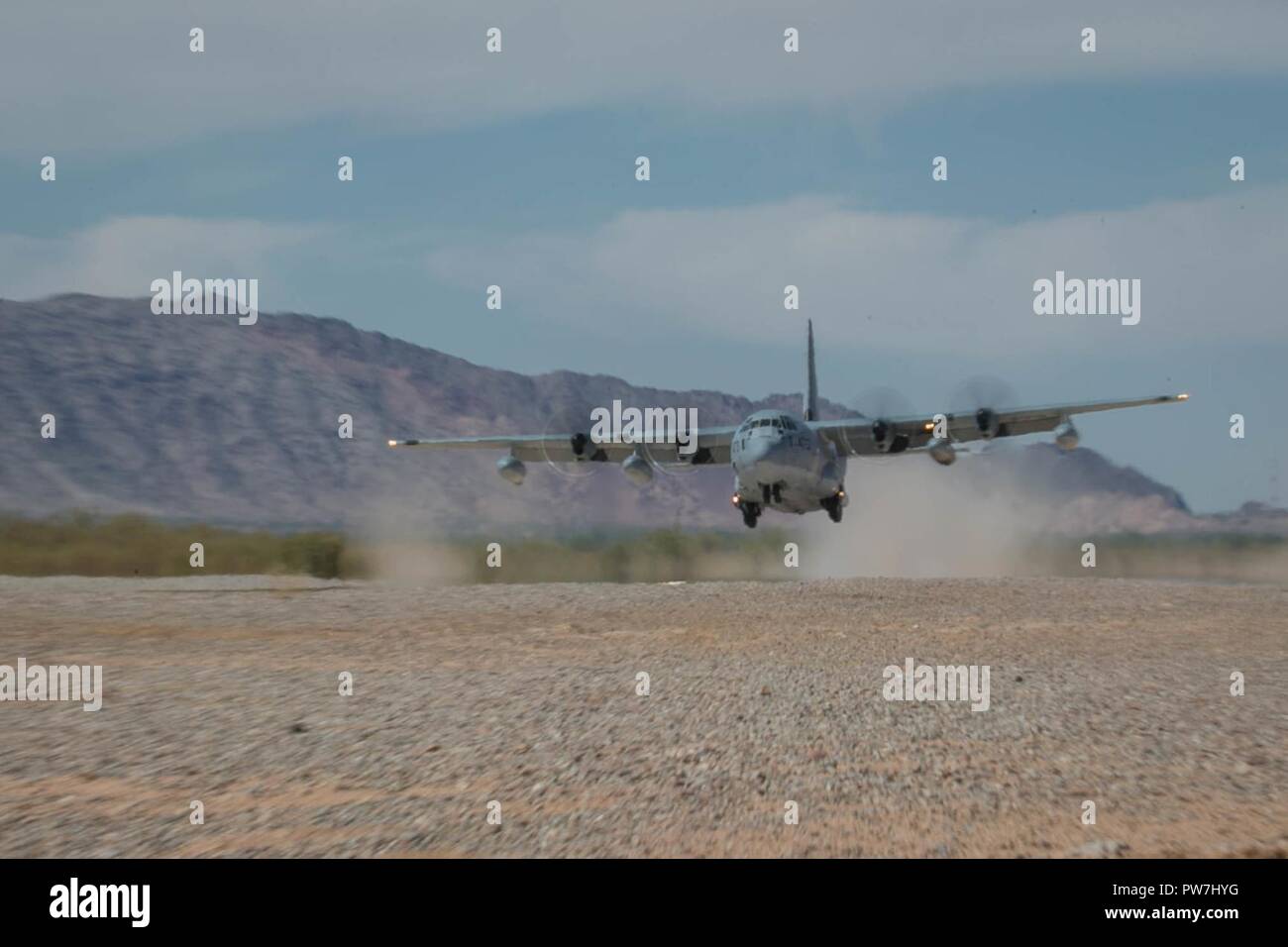 Un Cuerpo de Marines de EE.UU KC-130J Super Hercules asignado a la Aviación Marina Escuadrón de armas y tácticas (MAWTS-1) lleva a cabo un ejercicio de touch and go en apoyo de armas y tácticas del curso de instructores (WTI) 1-18 en Yuma, Arizona, el pasado 25 de septiembre, 2017. El WTI es un evento de capacitación de siete semanas organizado por la Aviación Marina Escuadrón de armas y tácticas (MAWTS-1) cadre que enfatiza la integración operacional de las seis funciones de aviación del Cuerpo de Infantería de Marina en apoyo de una masa de aire marino Task Force y proporciona entrenamiento táctico avanzado estandarizado y certificación de instructor de la unidad de calificación para apoyar Foto de stock