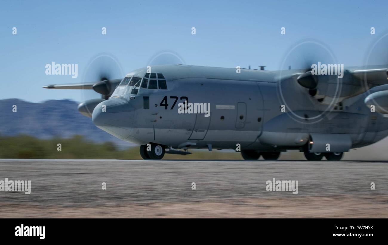 Un Cuerpo de Marines de EE.UU KC-130J Super Hercules asignado a la Aviación Marina Escuadrón de armas y tácticas (MAWTS-1) lleva a cabo un ejercicio de touch and go en apoyo de armas y tácticas del curso de instructores (WTI) 1-18 en Yuma, Arizona, el pasado 25 de septiembre, 2017. El WTI es un evento de capacitación de siete semanas organizado por la Aviación Marina Escuadrón de armas y tácticas (MAWTS-1) cadre que enfatiza la integración operacional de las seis funciones de aviación del Cuerpo de Infantería de Marina en apoyo de una masa de aire marino Task Force y proporciona entrenamiento táctico avanzado estandarizado y certificación de instructor de la unidad de calificación para apoyar Foto de stock