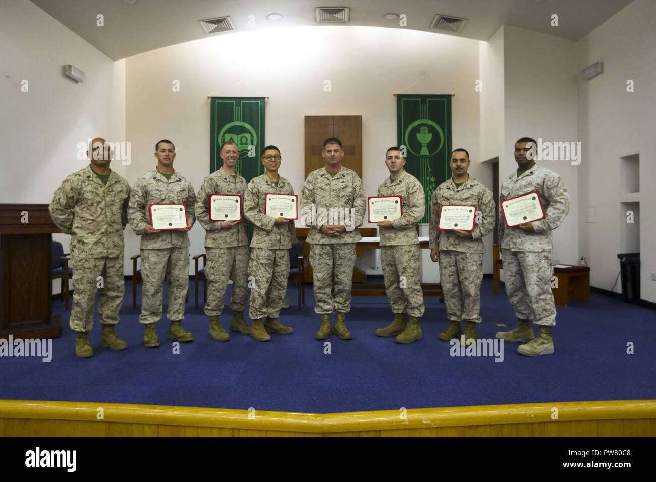 NSA Bahrein (Oct. 2, 2017) - U.S Marines asignados a fuerzas Naval Anfibia, Task Force 51 y 5ª Brigada Expedicionaria de la Marina, graduado del seminario del curso de carrera a bordo de Actividad de Apoyo Naval en Bahrein. La carrera seminario del curso de 15 semanas es un requisito de educación militar profesional para sargentos marino para ser elegibles para la promoción a al sargento primero. TF 51/5 es confiado con rapidez la agregación de capacidades de respuesta a la crisis y el posicionamiento marina y fuerzas de infantería de marina de los EE.UU todo el Comando Central estadounidense área de responsabilidad para asegurar el mando y el control de fuerzas en Foto de stock