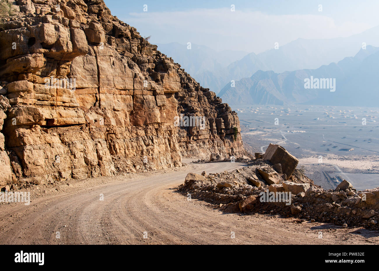 Pintoresca ruta desértica rodeada de rocas en Musandam Omán Foto de stock