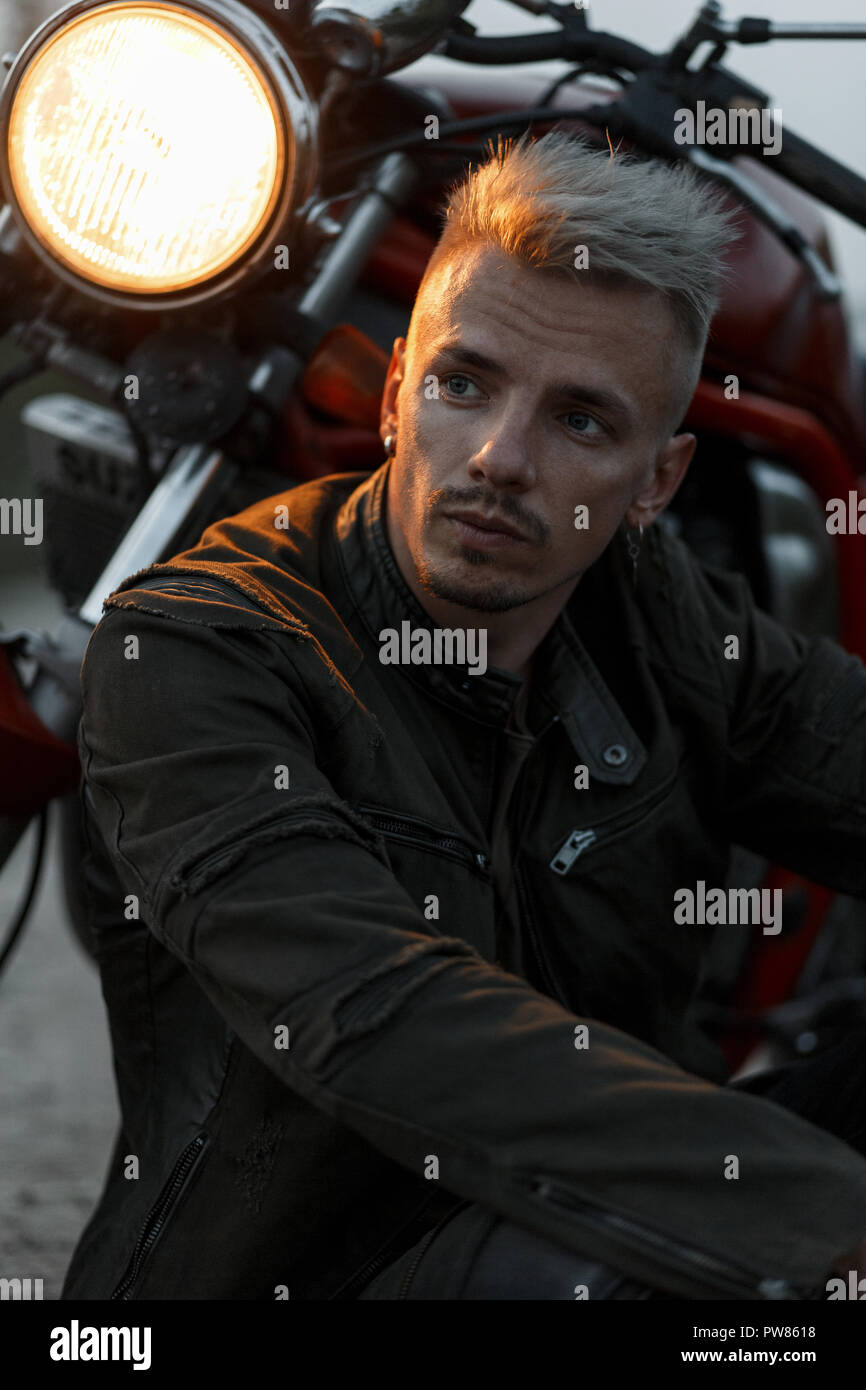 Elegante retrato de una brutal hipster modelo moda Hombre en una
