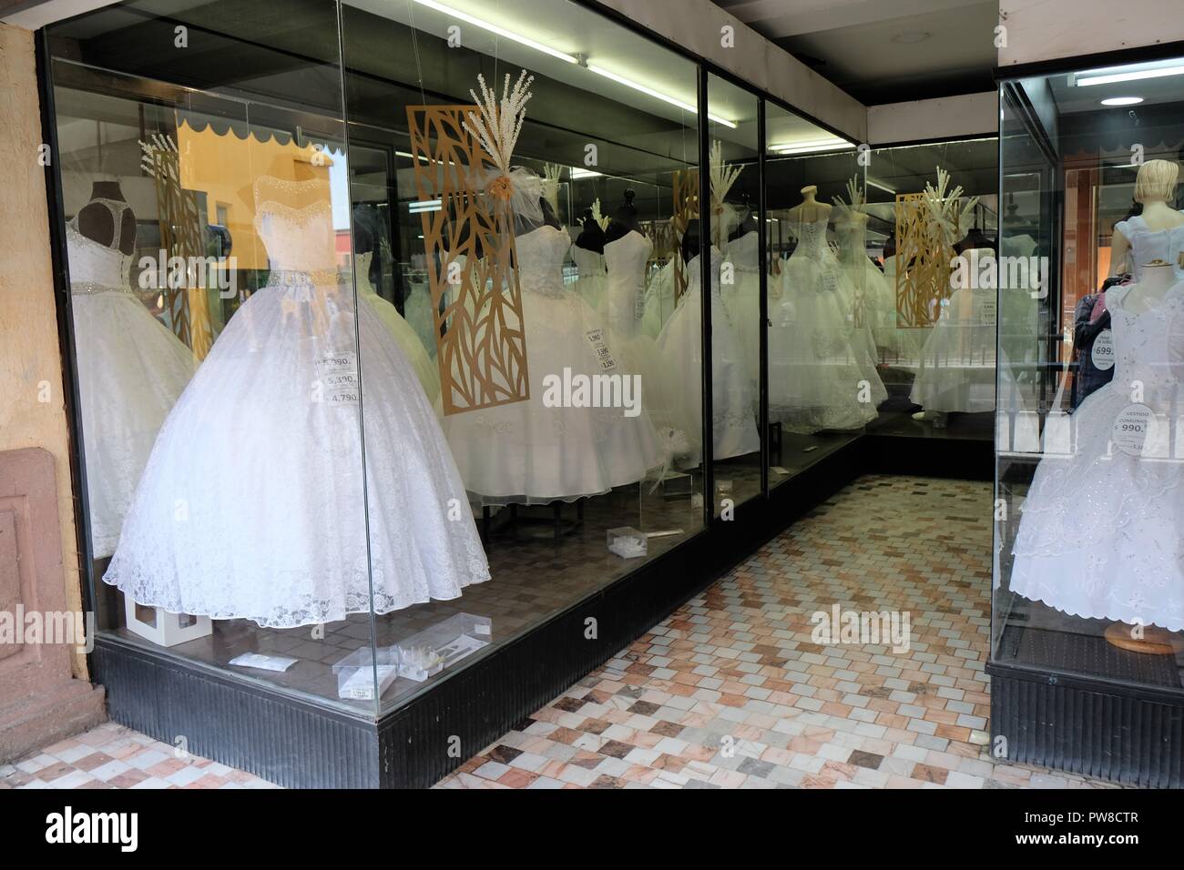 Bodas y vestidos de quinceañera a través de una ventana tienda en México  Fotografía de stock - Alamy