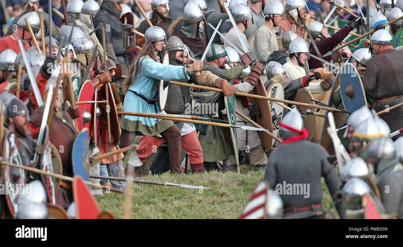 Re-enactors en batalla, cerca de Hastings volver a promulgar el enfrentamiento entre el Rey Harold y Guillermo el Conquistador, en el aniversario de la batalla de Hastings. Foto de stock