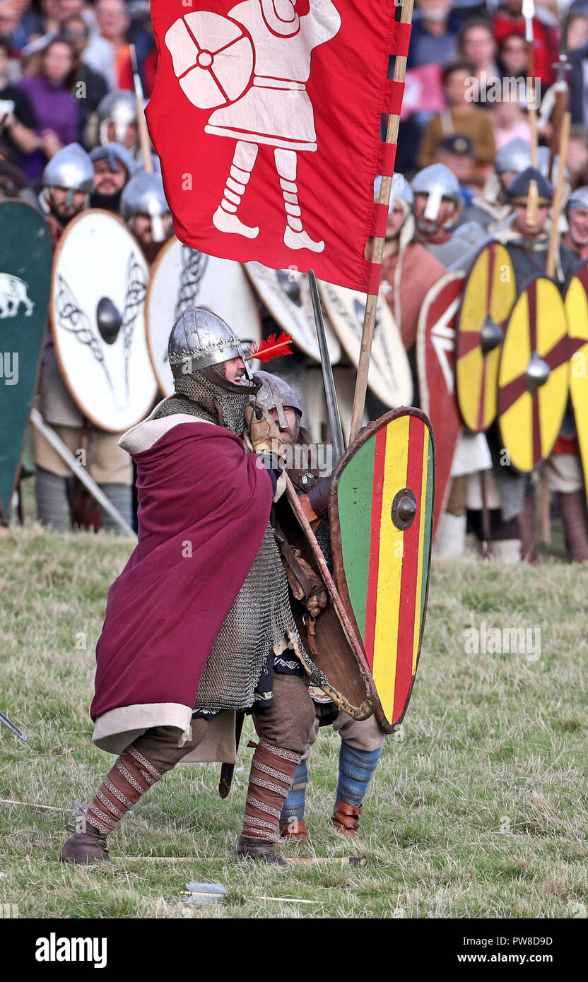 El Rey Harold Saxon (derecha) está rodada con una flecha como re-enactors en batalla, cerca de Hastings volver a promulgar el enfrentamiento entre el Rey Harold y Guillermo el Conquistador, en el aniversario de la batalla de Hastings. Foto de stock