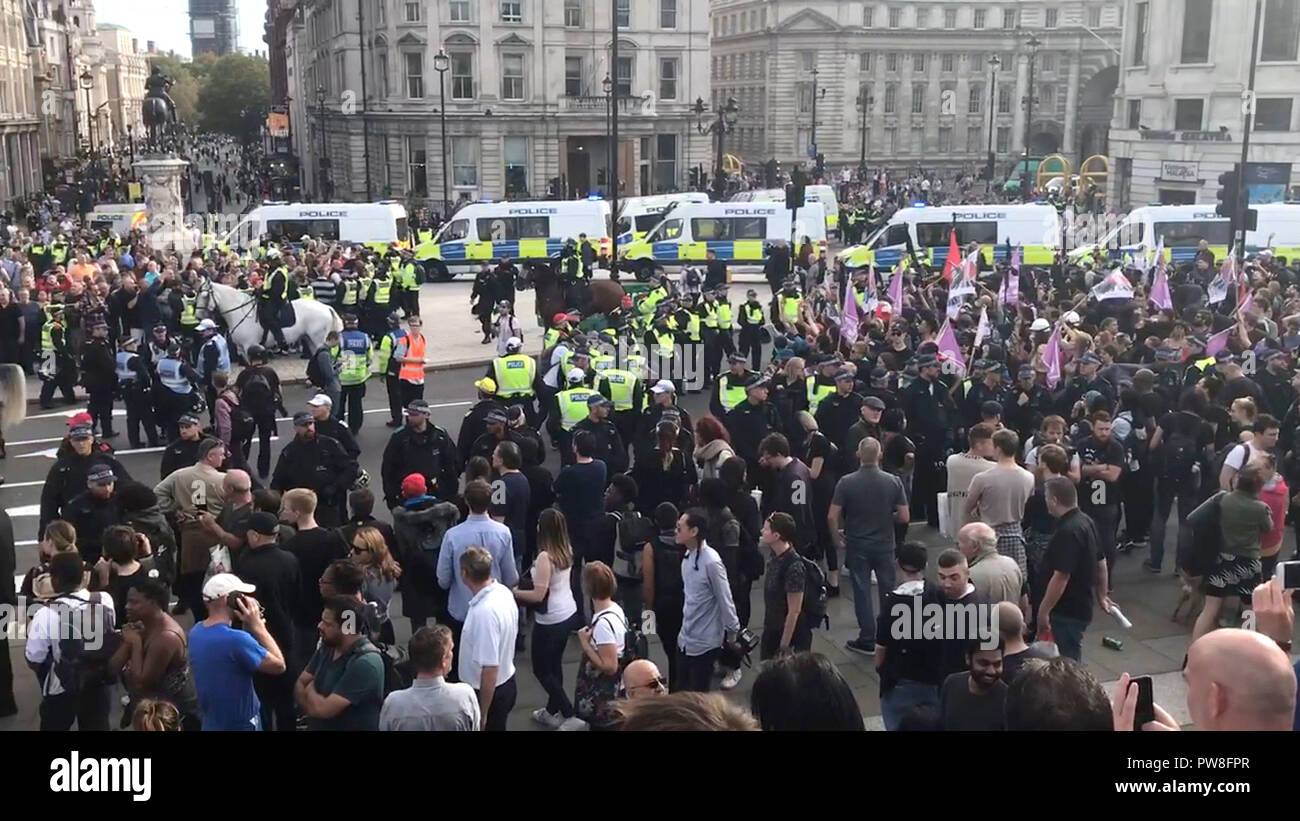 Todavía foto de una marcha silenciosa planeada por el grupo anti-Islam de los "muchachos de fútbol" pasando por el centro de Londres, que se volvió violento después de que los partidarios empujaran a través de escoltas policiales y se metieron en peleas con los oficiales. Foto de stock