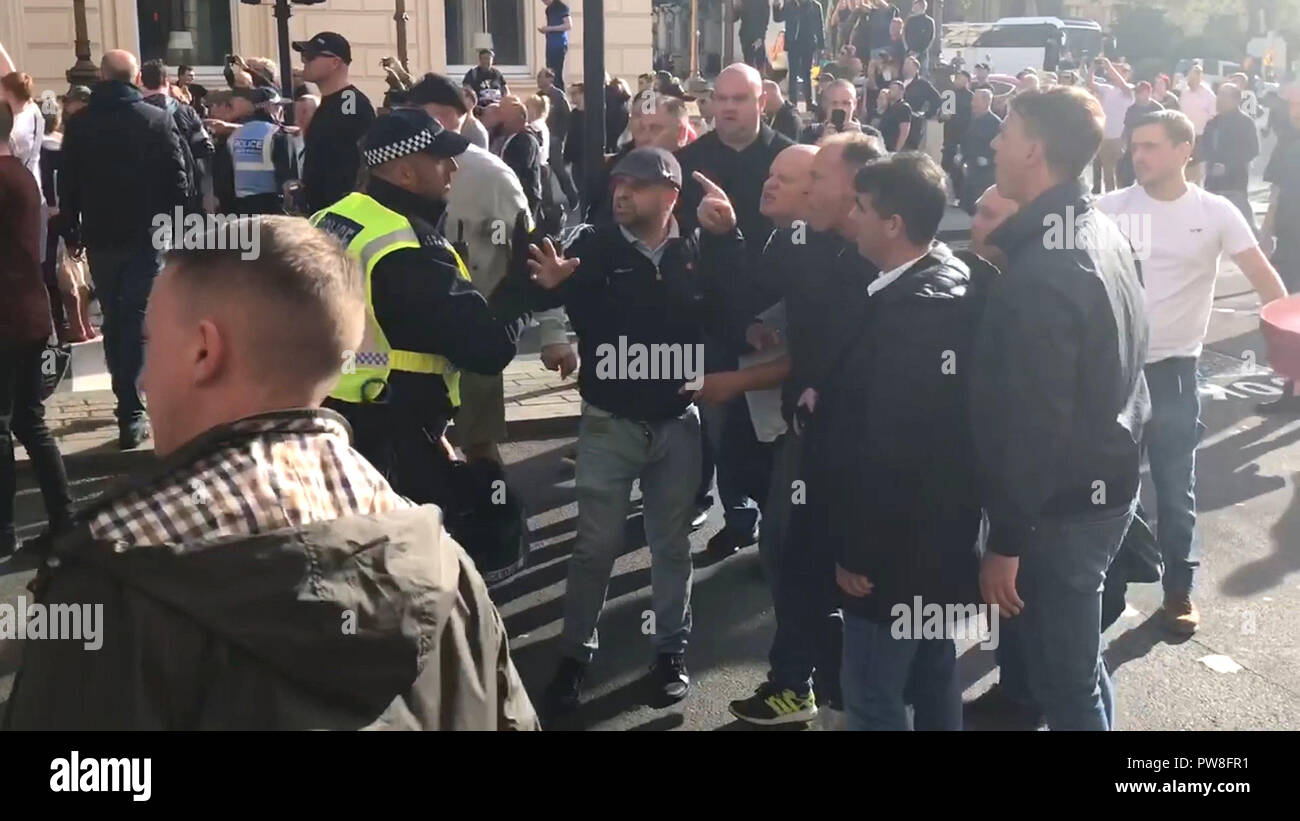 Todavía foto de una marcha silenciosa planeada por el grupo anti-Islam de los "muchachos de fútbol" pasando por el centro de Londres, que se volvió violento después de que los partidarios empujaran a través de escoltas policiales y se metieron en peleas con los oficiales. Foto de stock