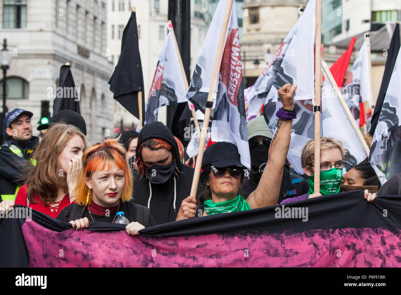 Londres, Reino Unido. El 13 de octubre, 2018. Los grupos anti-fascista,  incluyendo muchas mujeres feministas de la Asamblea Antifascista de marzo a  través de Londres en protesta contra una manifestación de extrema