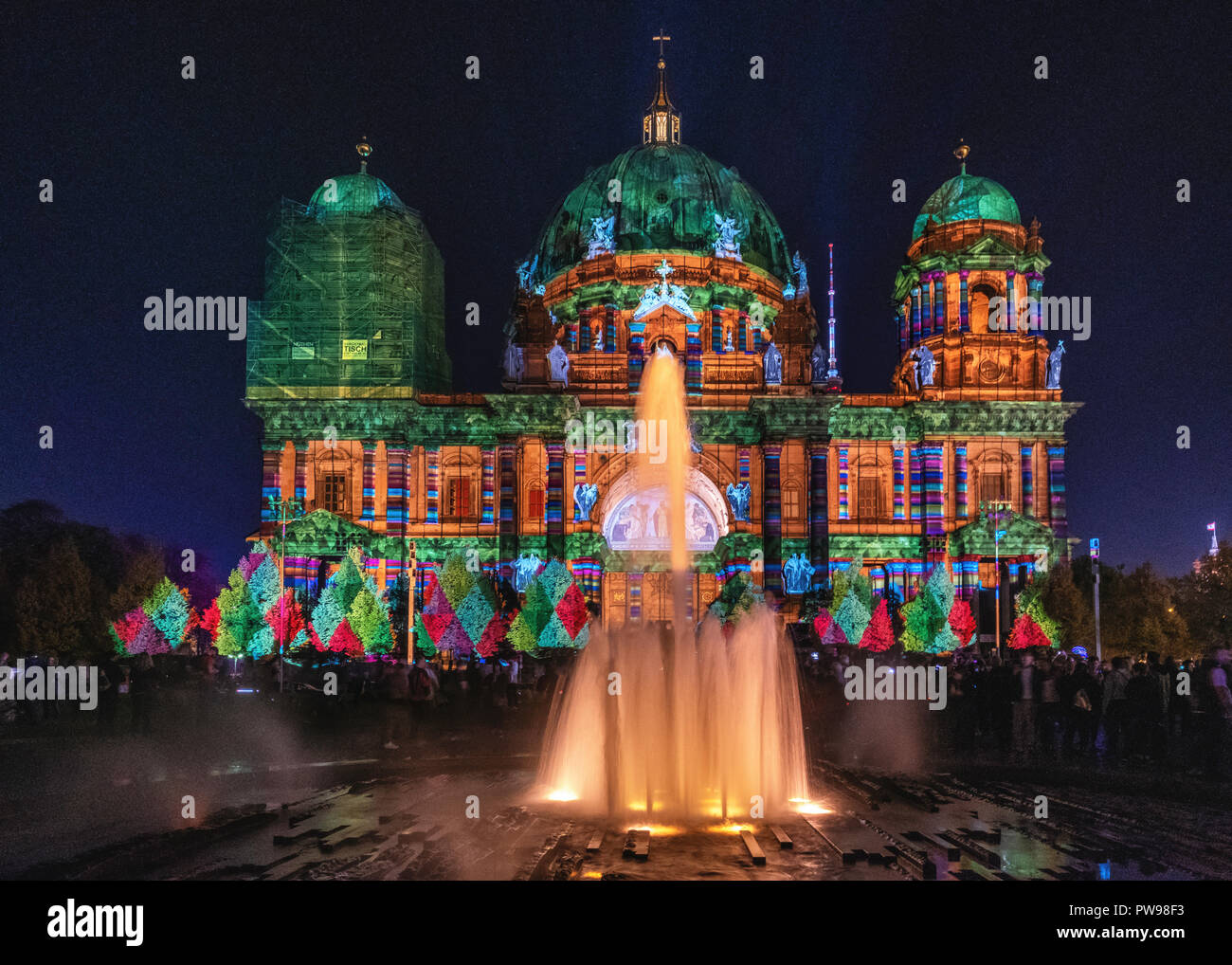 Alemania, Berlín. 13 de octubre de 2018. Los berlineses y los turistas  disfrutan de un festival anual de luces como Internacional Artistas de luz  iluminan la ciudad capital de los monumentos y