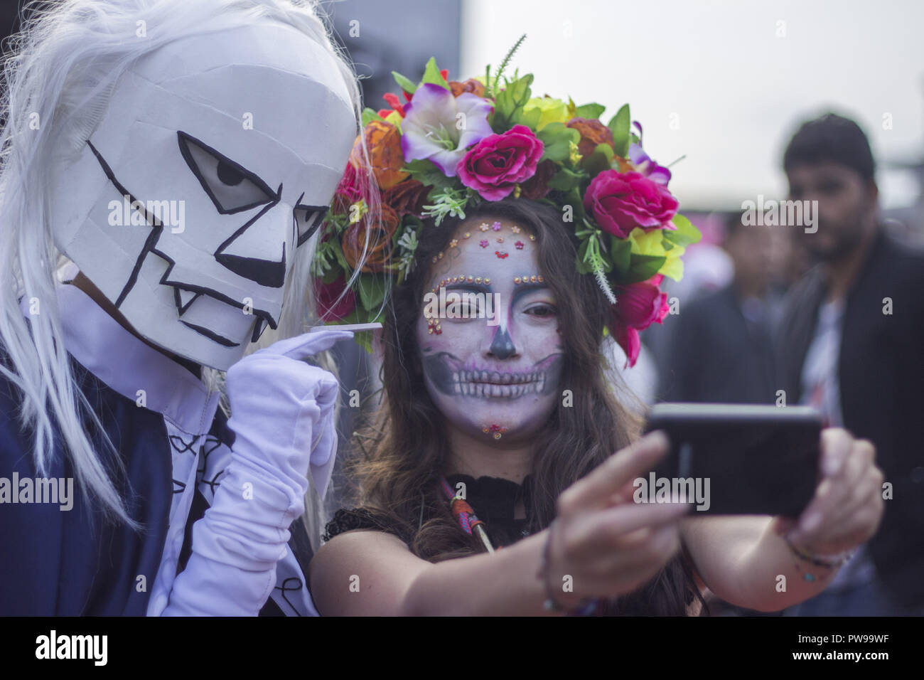 Bogotá, Colombia. 13 de octubre de 2018. Las personas con disfraces  disfrutando en Corferias, una nueva versión del Sofá-ocio y fantasía feria  se celebró en la ciudad de Bogotá¡, Colombia Crédito: Daniel