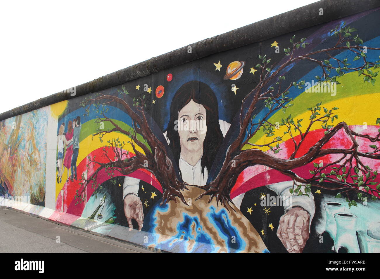East Side Gallery El Muro De Berlin Primavera De Europa Por Catrin Resch La Pintura De La Madre Naturaleza En El Espacio Con Los Colores Del Arco Iris Fotografia De Stock