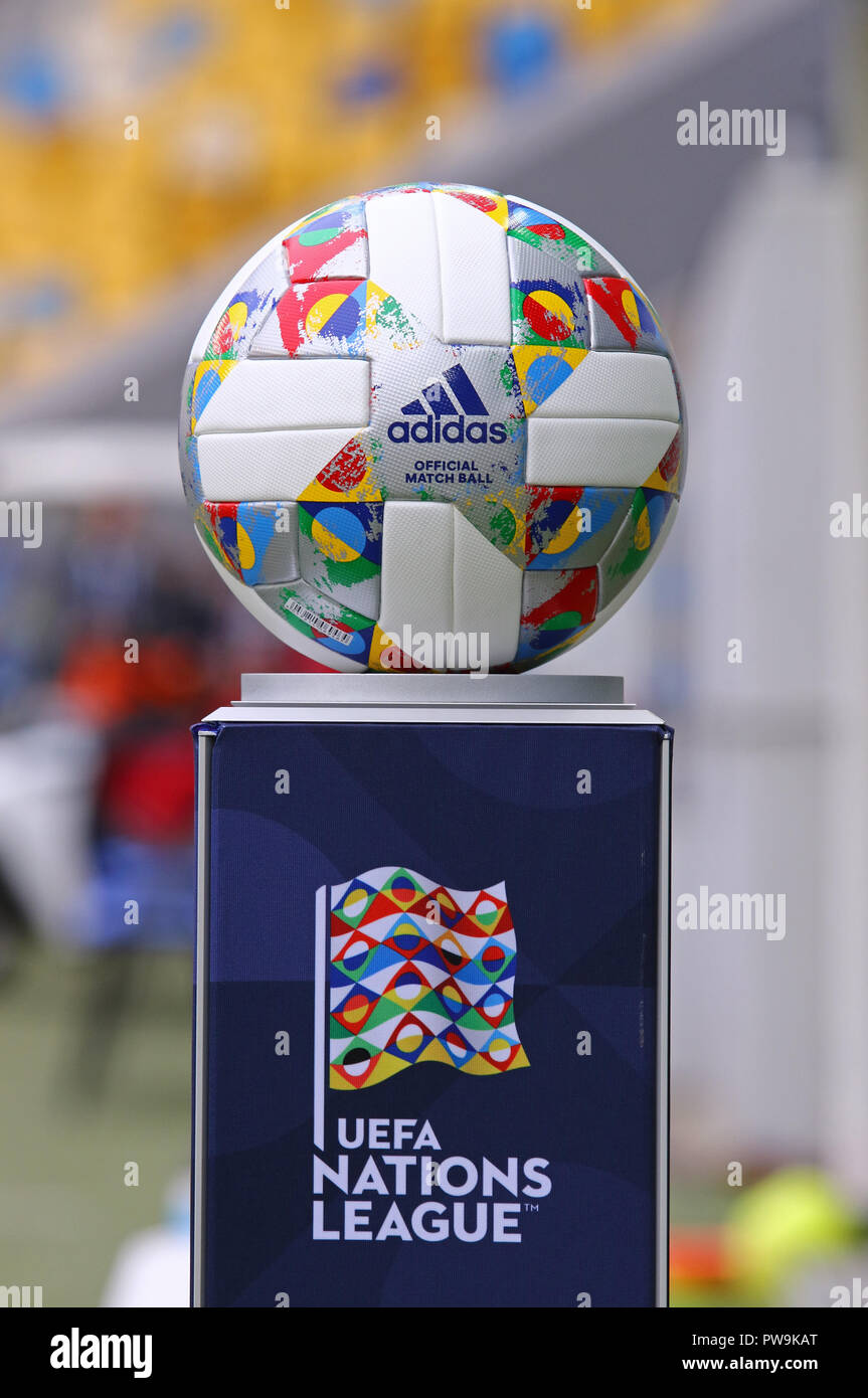 Adidas Unidas League, balón oficial de la UEFA 2018/2019 de la Liga de las  naciones en el pedestal Fotografía de stock - Alamy