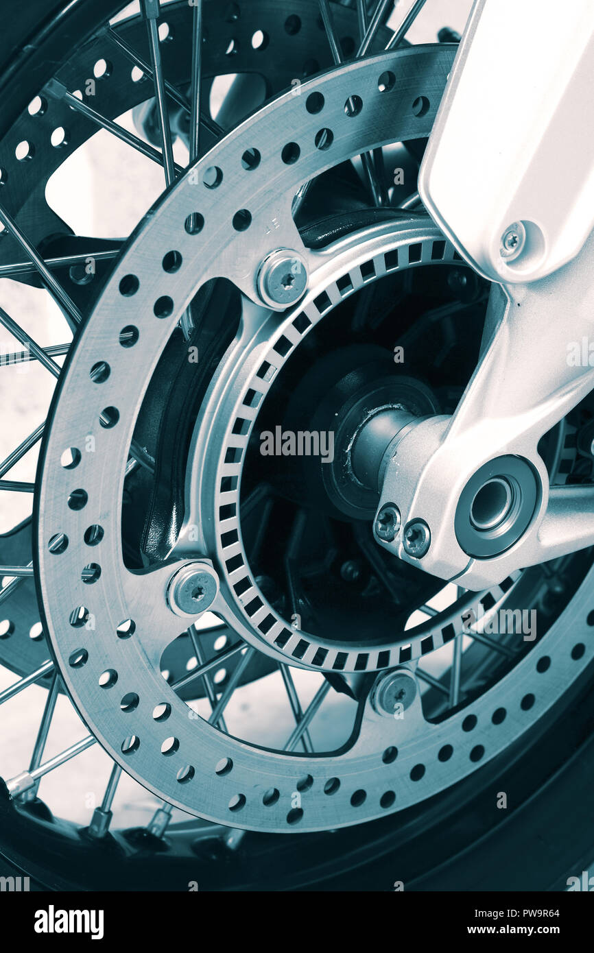 Discos de freno delantero y rueda en una moto con tonos azul Fotografía de  stock - Alamy