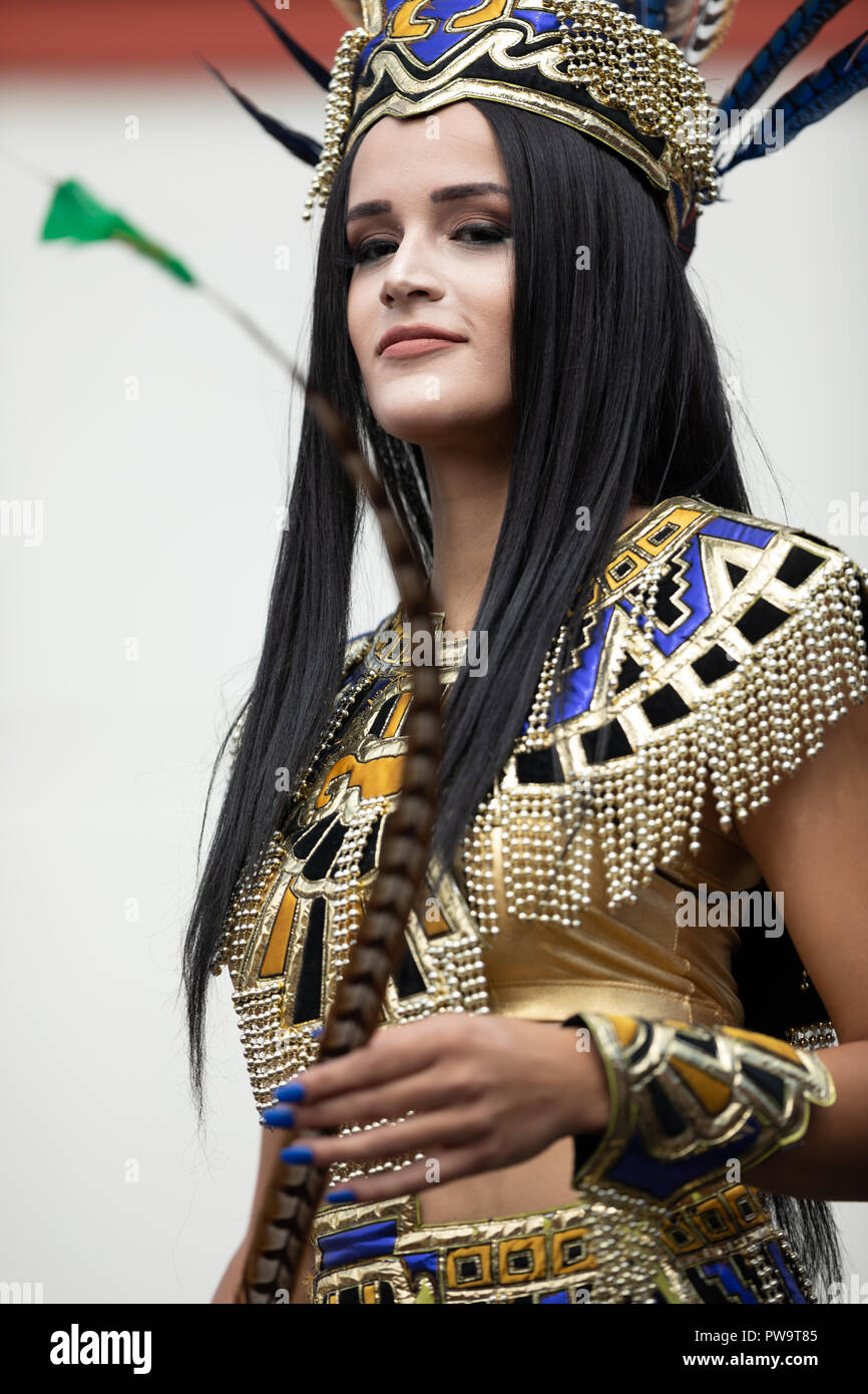 Chicago, Illinois, . - 9 de septiembre de 2018, la 26th Street Parade,  la independencia mexicana mexicana tradicional mujer vistiendo ropa azteca  sobre un flotador g Fotografía de stock - Alamy