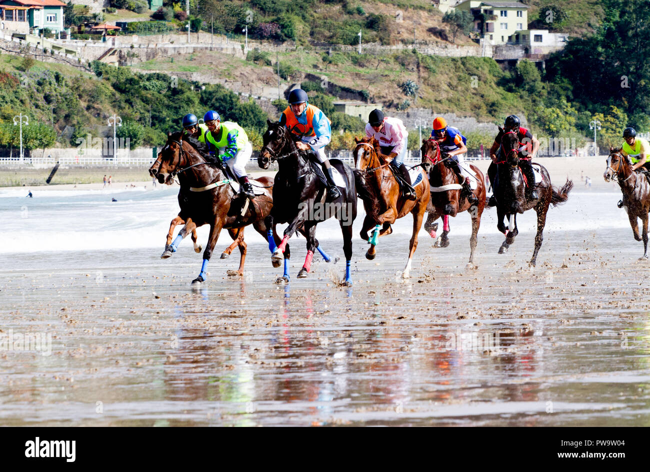 España. 13 Oct, 2018. La XXIX edición de las tradicionales carreras de  caballos "playa de Ribadesella". Crédito: Mercedes Menéndez/Pacific  Press/Alamy Live News Fotografía de stock - Alamy