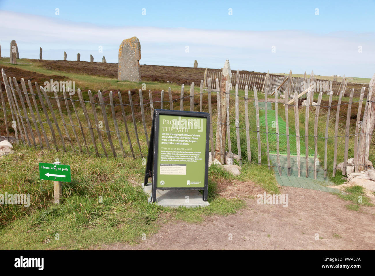 Un aviso en el anillo de Brodgar, Orkney, indicando que el flujo de visitantes es tal que están protegiendo la ruta Foto de stock