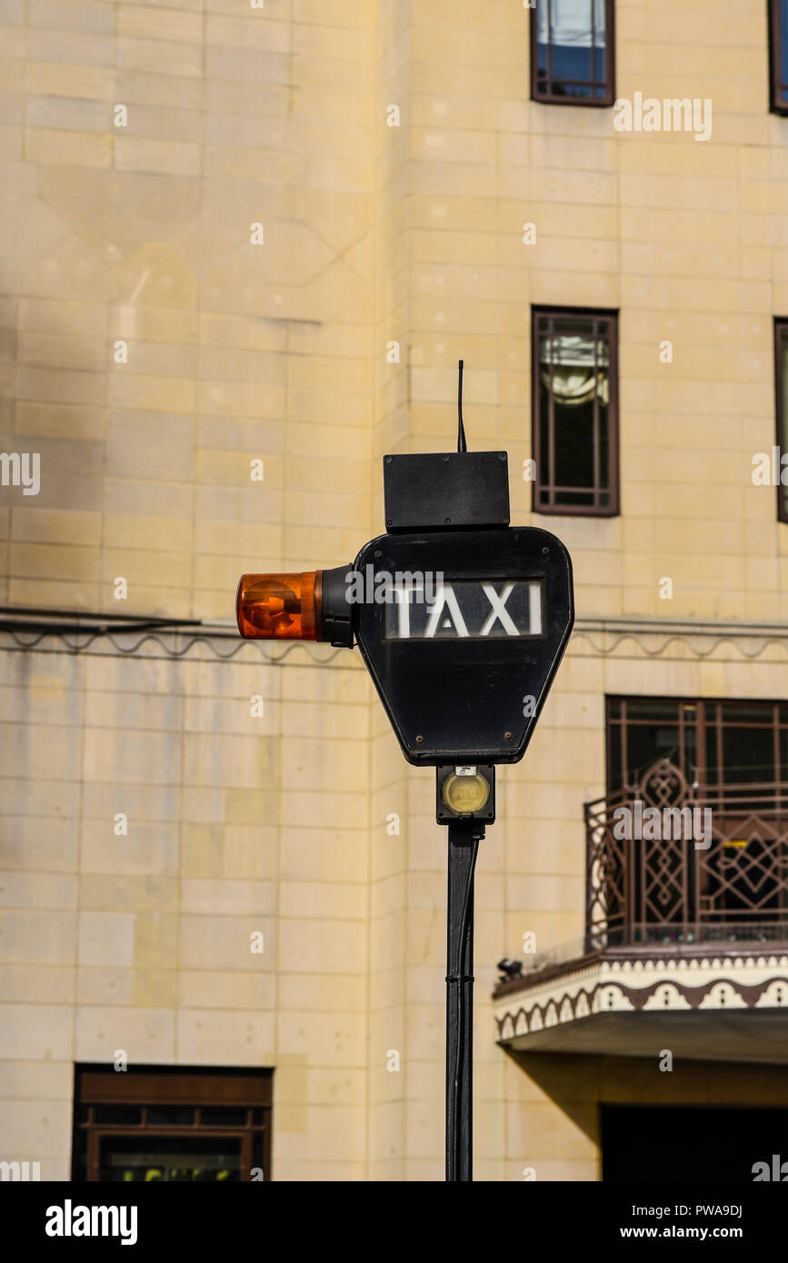 Señal de taxi intermitente fotografías e imágenes de alta