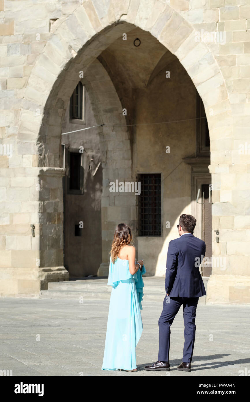 Los invitados a la boda esperando a los novios a la salida del ayuntamiento, la Piazza Duomo, la Plaza del Duomo, Pistoia, Toscana, Italia, Europa Foto de stock