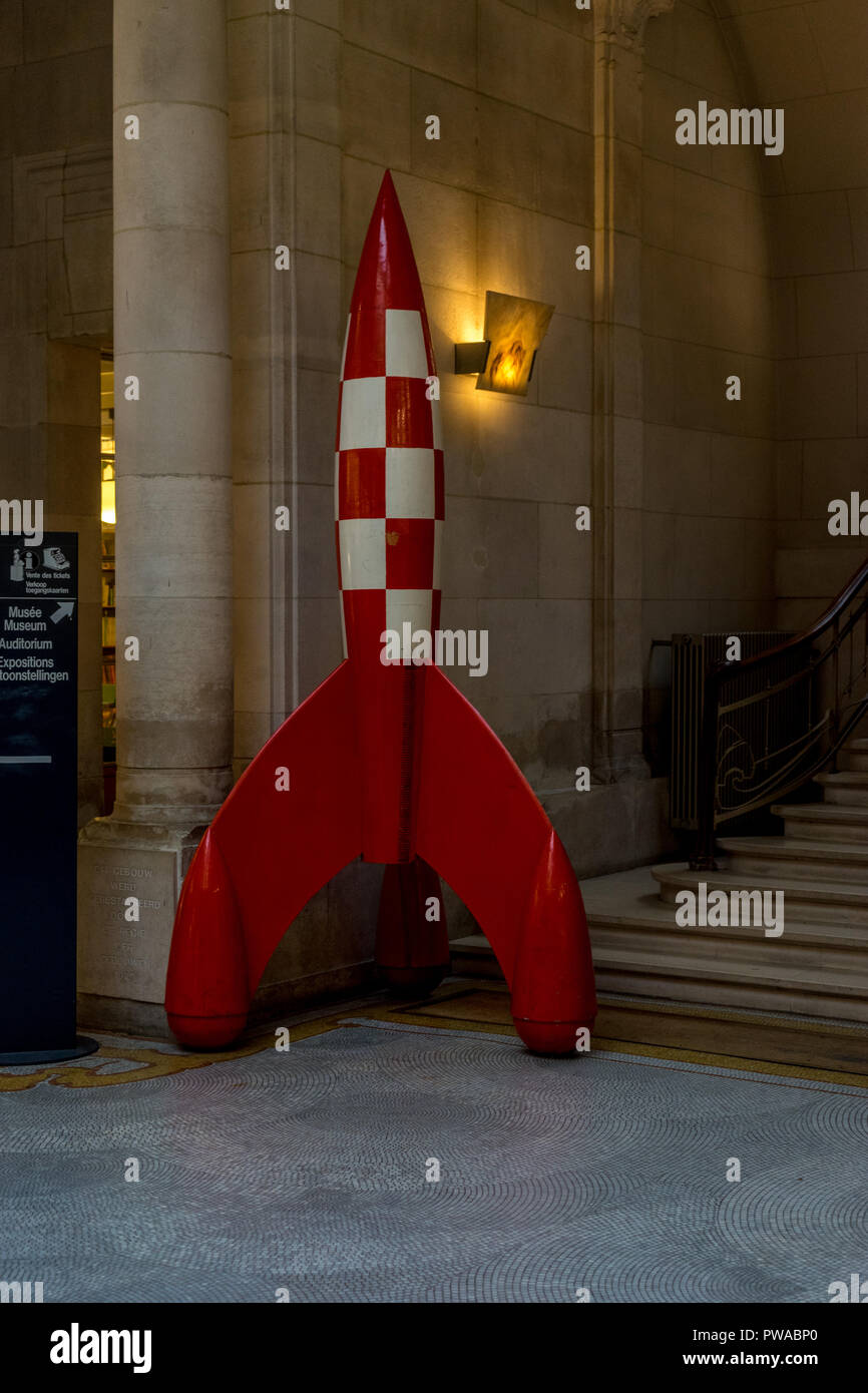 Un cohete rojo con blanco bloques utilizados en Tintín en Bruselas, Bélgica, Europa en un brillante día de verano Foto de stock