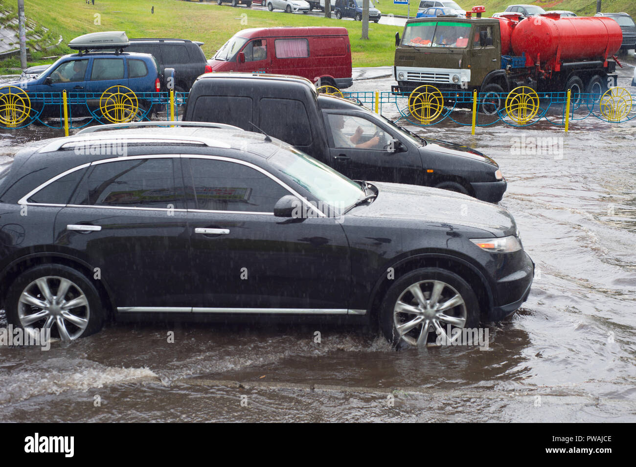 Problema en el tráfico de coches en la ciudad una fuerte lluvia Foto de stock