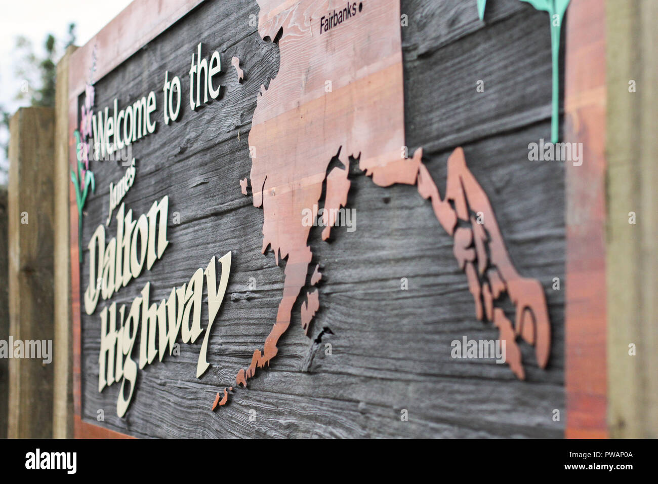 Dalton Highway, Alaska. Vista horizontal de Dalton Highway sign signo de madera acogedora con mapa de Alaska. Foto de stock