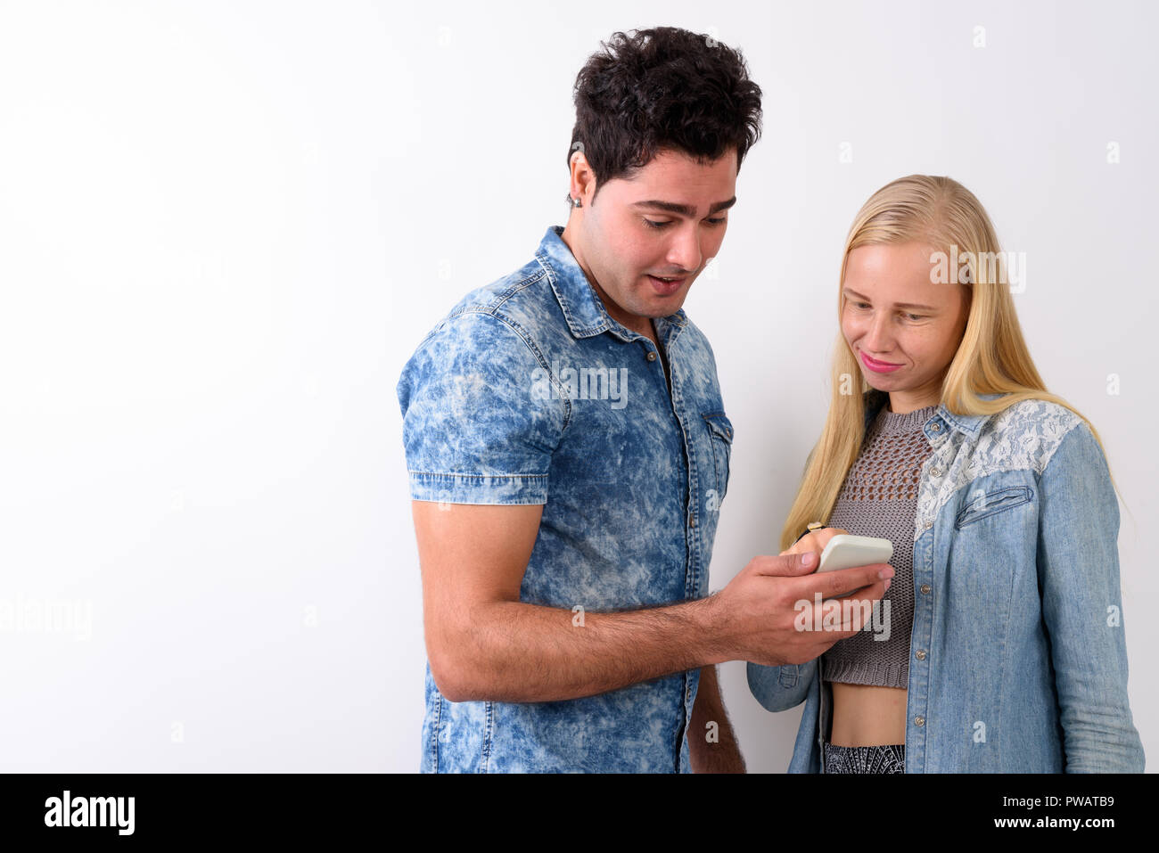 Joven Hombre persa y hermosa mujer rubia contra backgr blanco Foto de stock