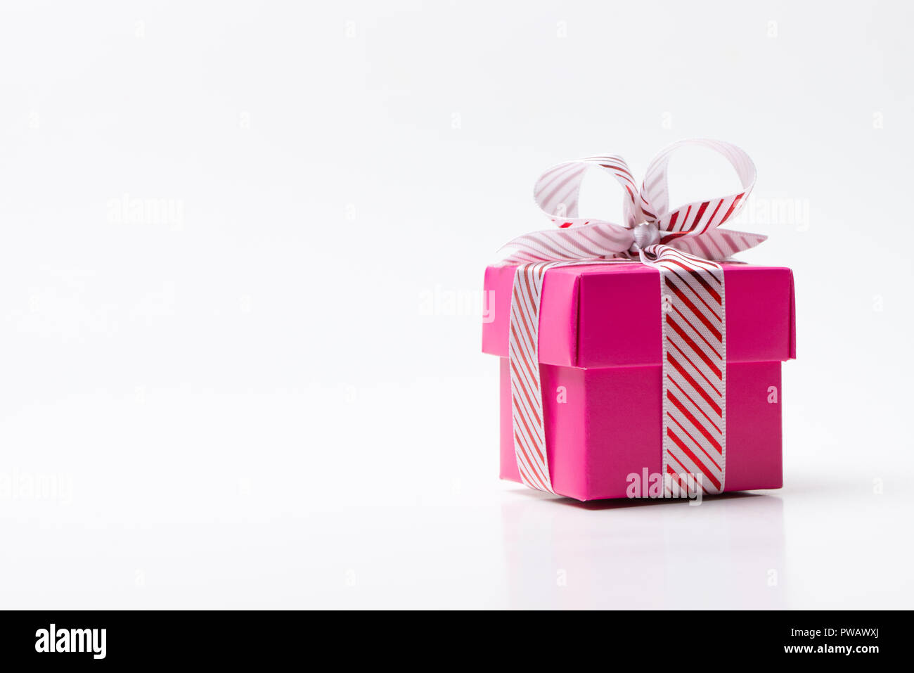 Caja de regalo rosa atado con cinta de color blanco con franja roja  Fotografía de stock - Alamy