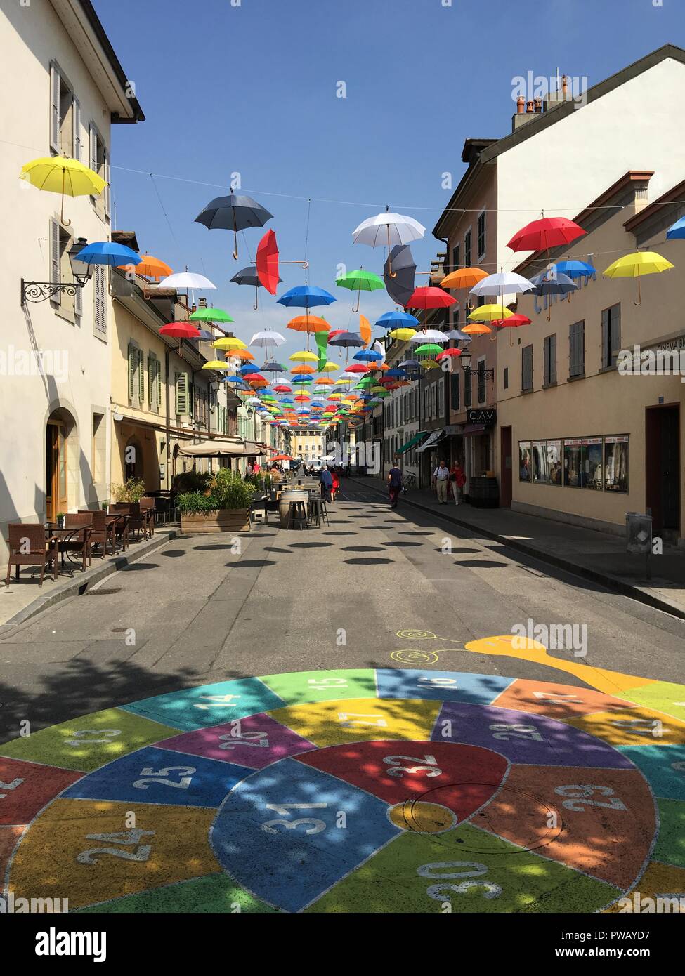 Multi colured paraguas en Carouge, para el festival de verano en Ginebra,  Suiza Fotografía de stock - Alamy