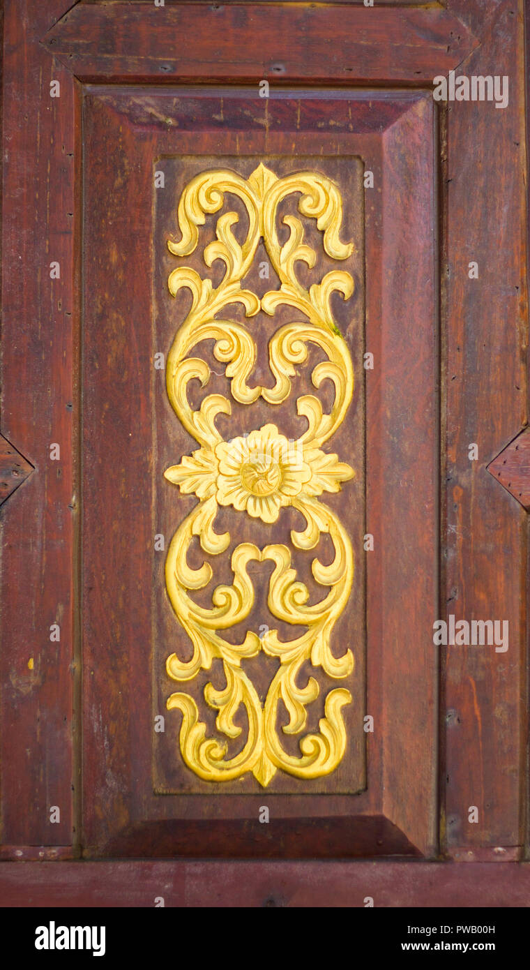 Una imagen depictiong tallado de madera en la pared del templo en Tailandia, Thai seccionados Foto de stock