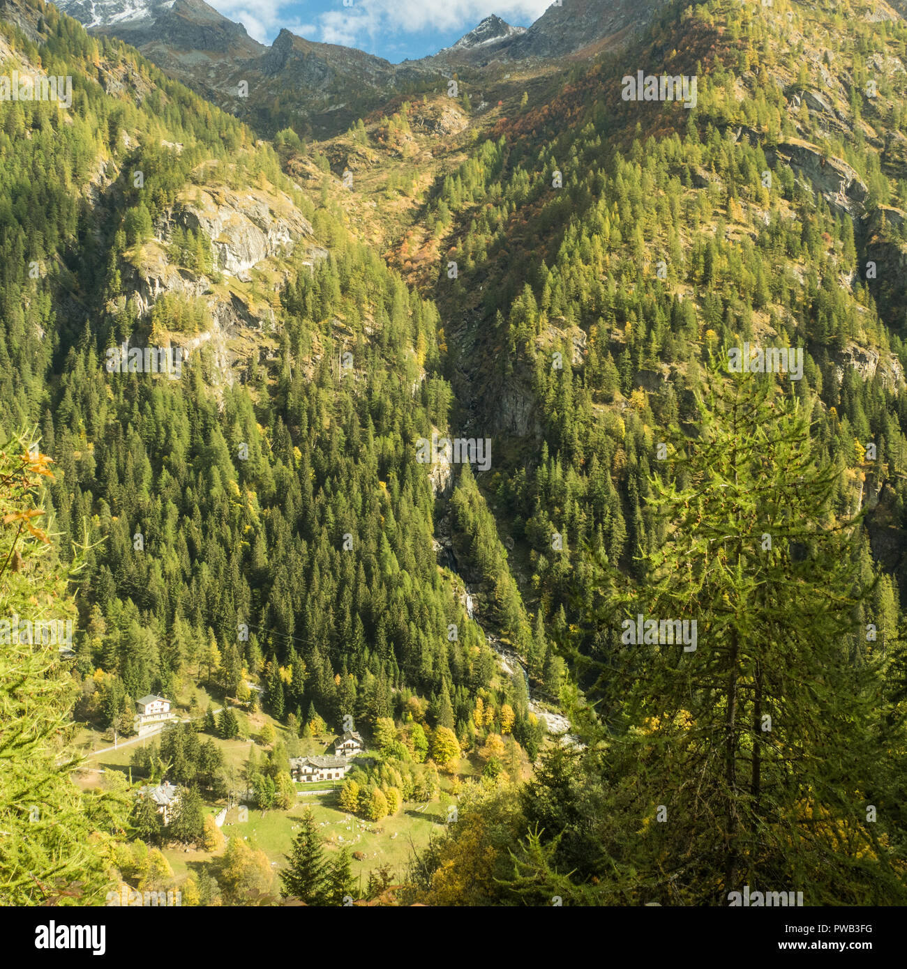Vista desde Gressoney-Saint-Jean, una aldea en el valle de Gressoney, en la región de Valle de Aosta' NW Italia Foto de stock