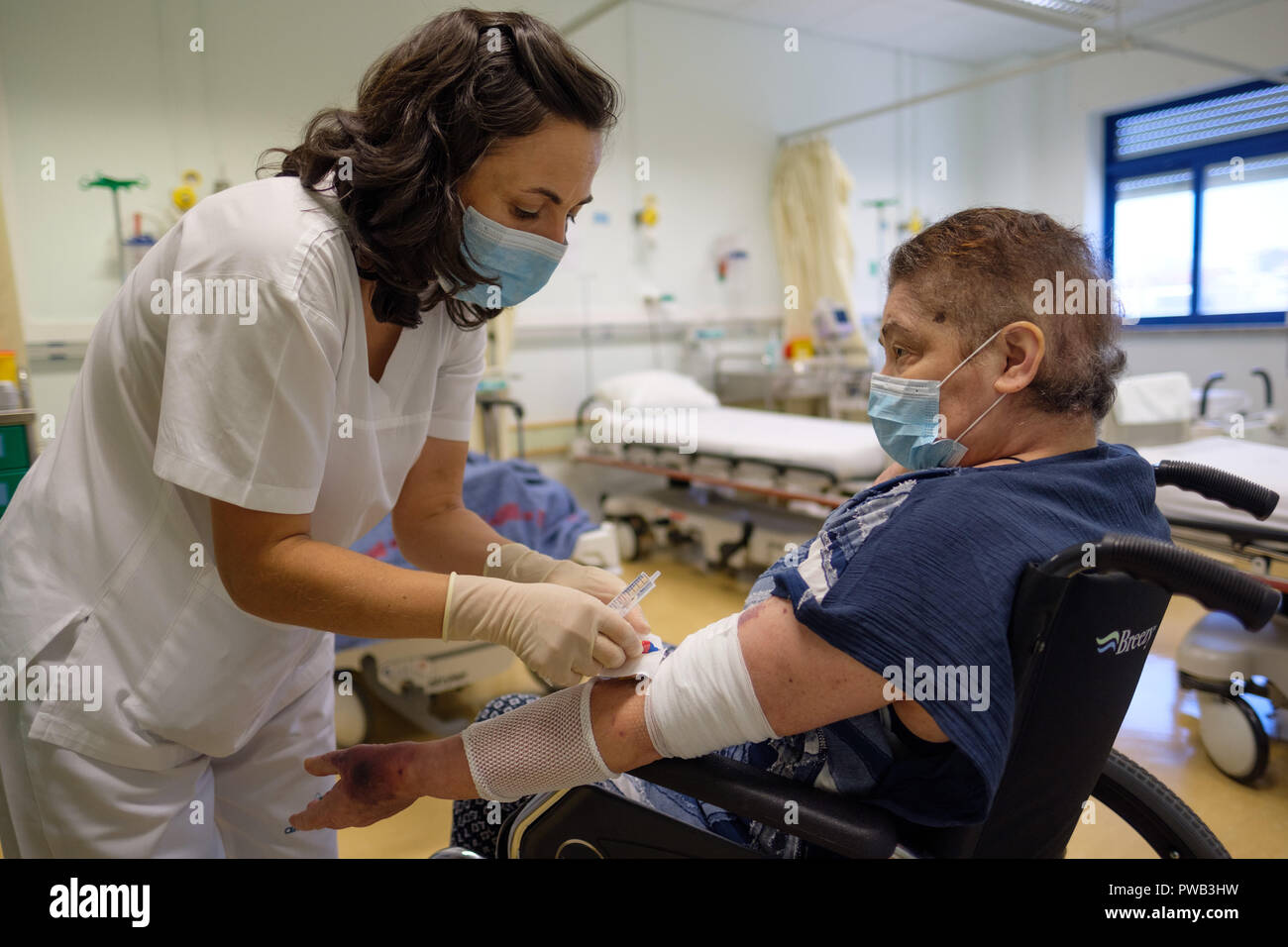 Enfermera tomar muestra de sangre de un paciente, urgencias, hospital de  Limoges, Francia Fotografía de stock - Alamy