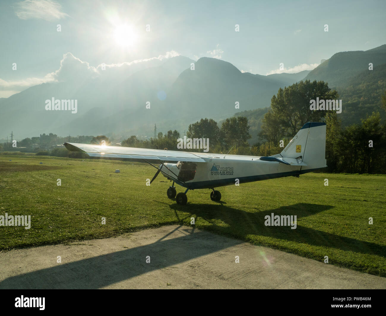 Aviones Ligeros en un pequeño aeródromo en la localidad de Fenis en la región del Valle de Aosta Italia NW. Foto de stock