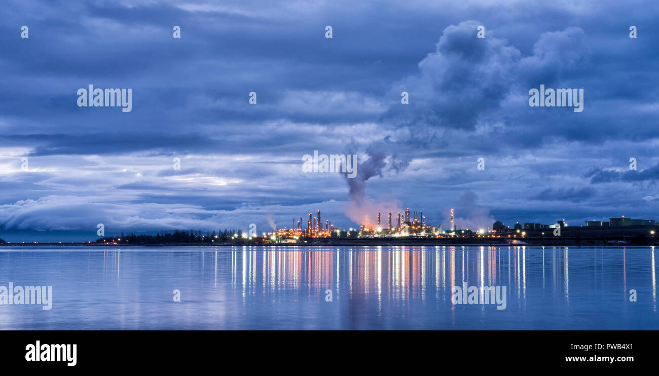 Una gran refinería de petróleo hace parte de Anacortes, una pequeña ciudad en el estado de Washington, en Puget Sound. Foto de stock