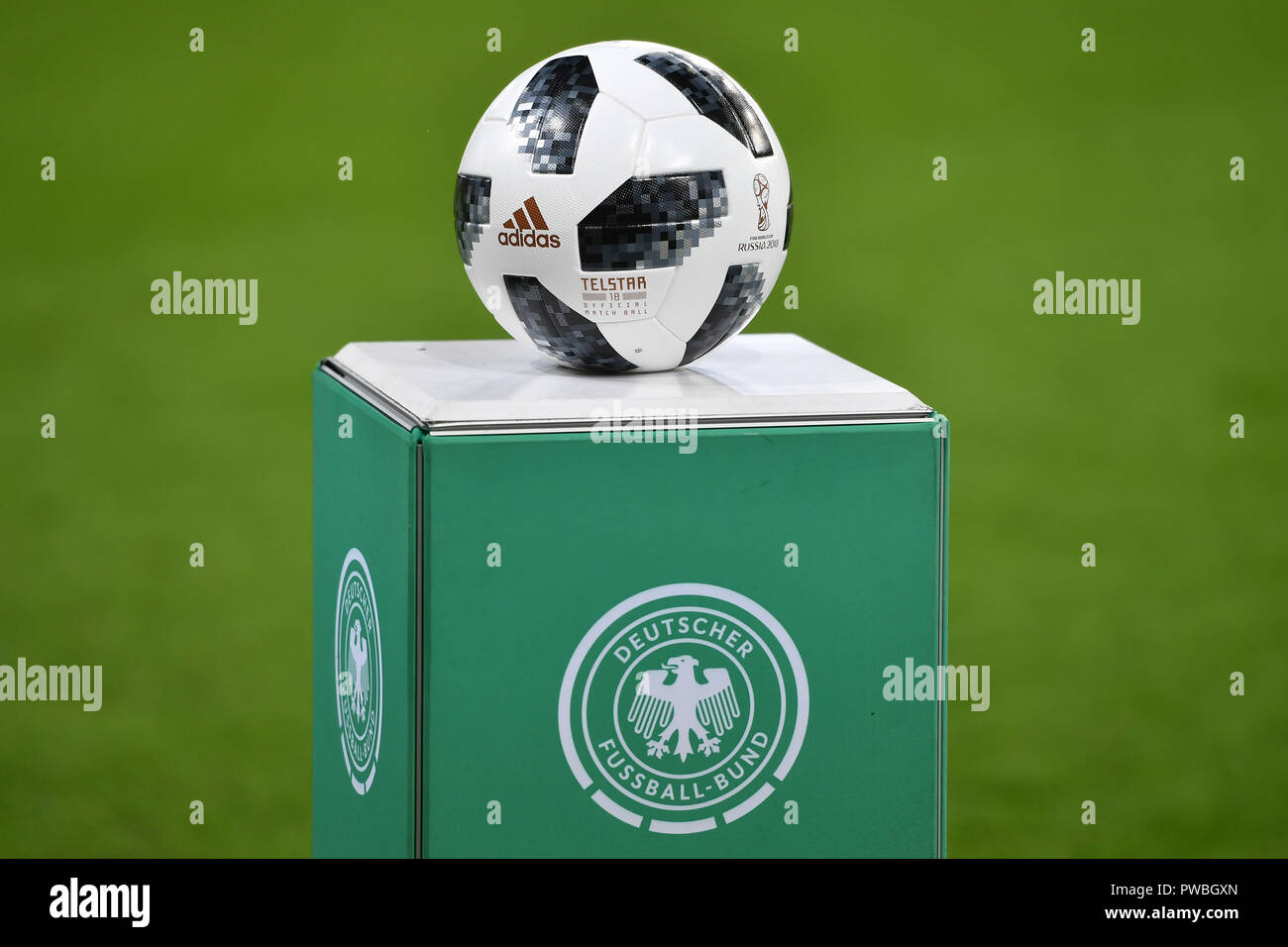 Ingolstadt, Deutschland. 12 2018. característica: adidas TELSTAR Spielball, funcionario Spielball, yace sobre un pedestal con la DFB , el emblema. Fútbol U-21 Laenderspiel.EM Calificación, Alemania (GER) - Noruega (NOR)