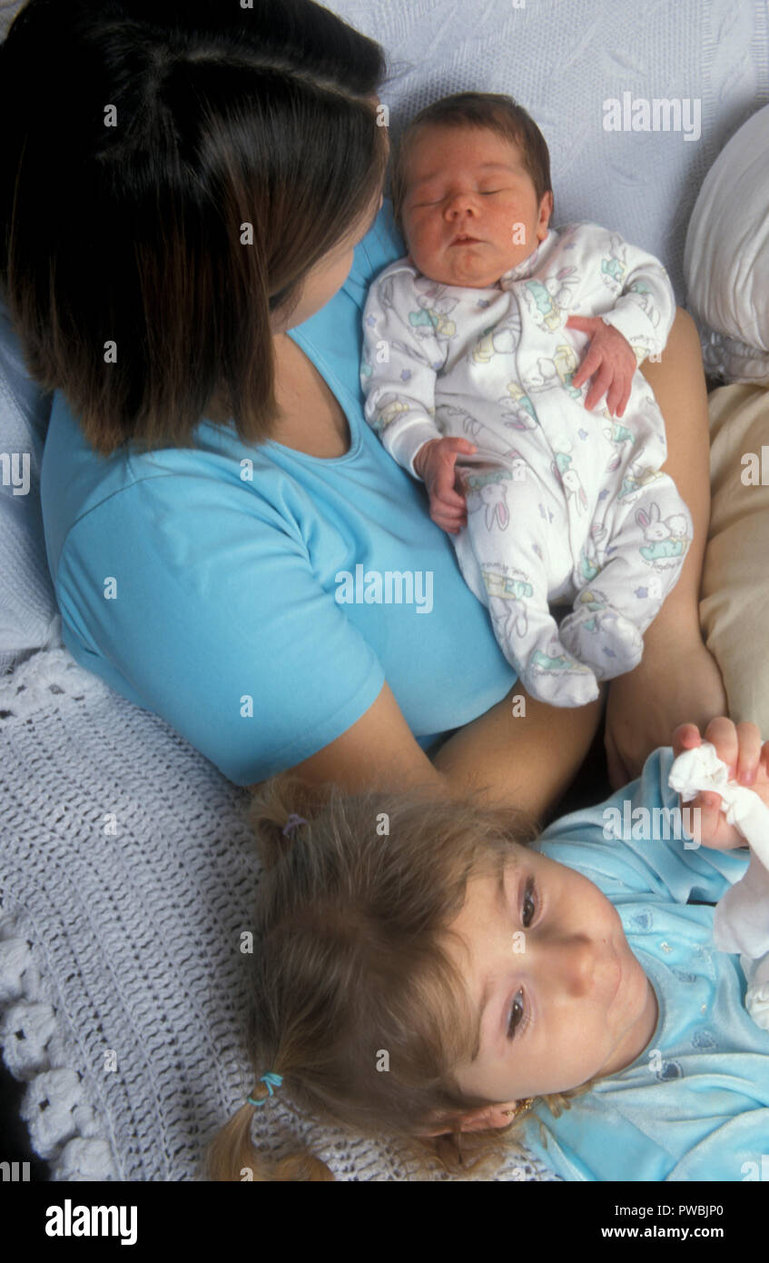 Nina En El Estado De Animo A Traves De La Madre Con El Bebe Recien Nacido Hermana Fotografia De Stock Alamy