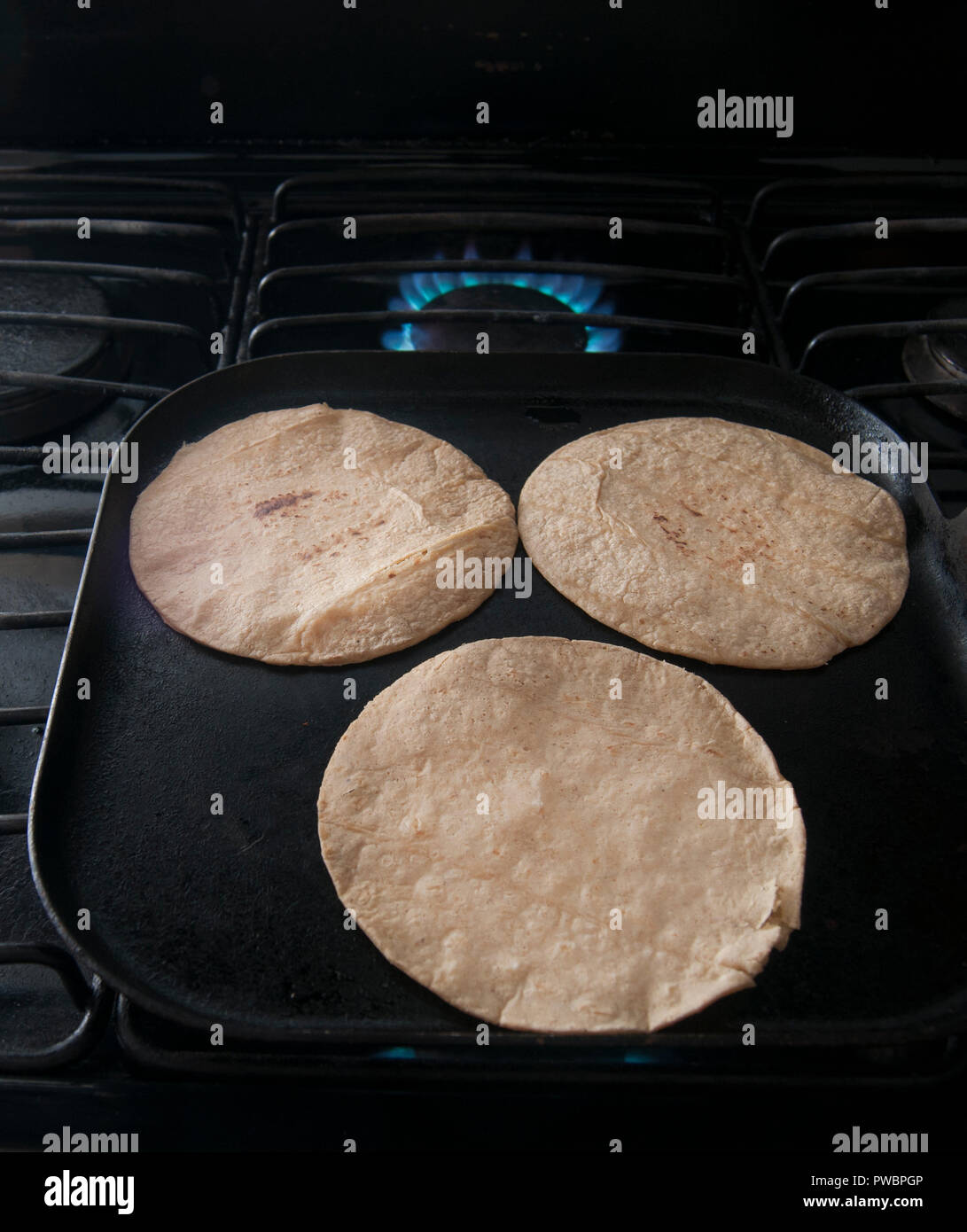 https://c8.alamy.com/compes/pwbpgp/calentar-las-tortillas-de-maiz-en-la-parte-superior-de-comal-pwbpgp.jpg