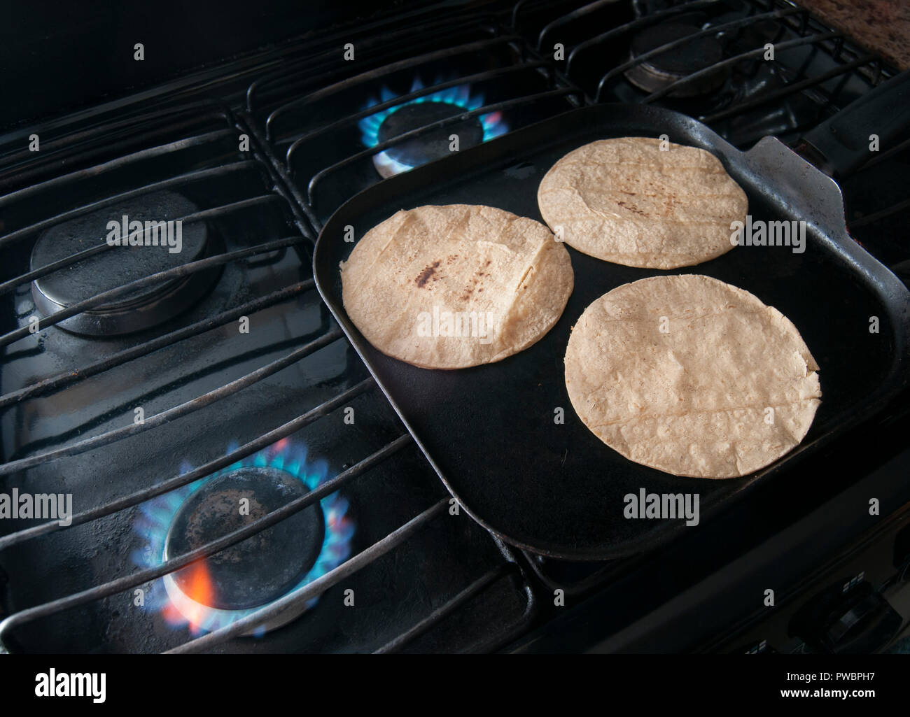 Calentar las tortillas de maíz en la parte superior de comal Fotografía