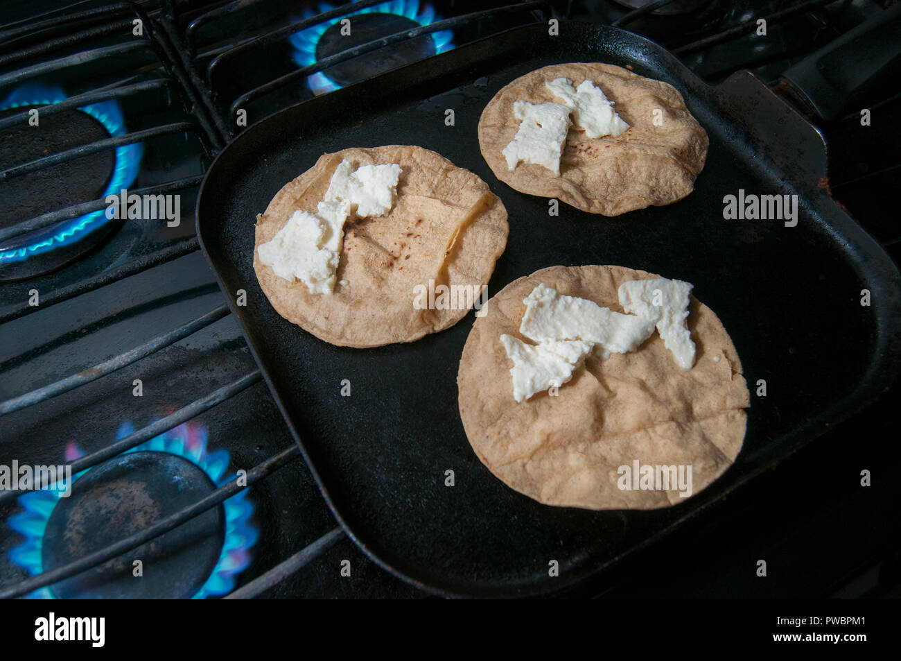 https://c8.alamy.com/compes/pwbpm1/las-tortillas-y-el-queso-en-la-parte-superior-de-un-comal-para-hacer-quesadillas-snack-y-companero-de-comida-mexicana-pwbpm1.jpg
