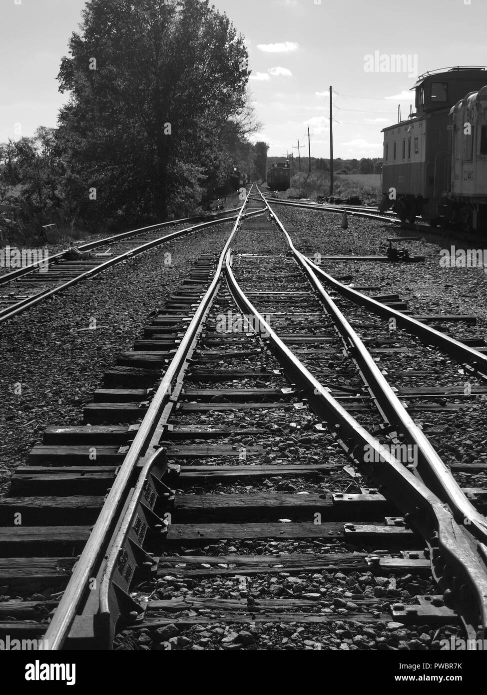 Rieles hasta el punto de fuga en un patio de ferrocarril de línea corta de Nueva Jersey. Foto de stock
