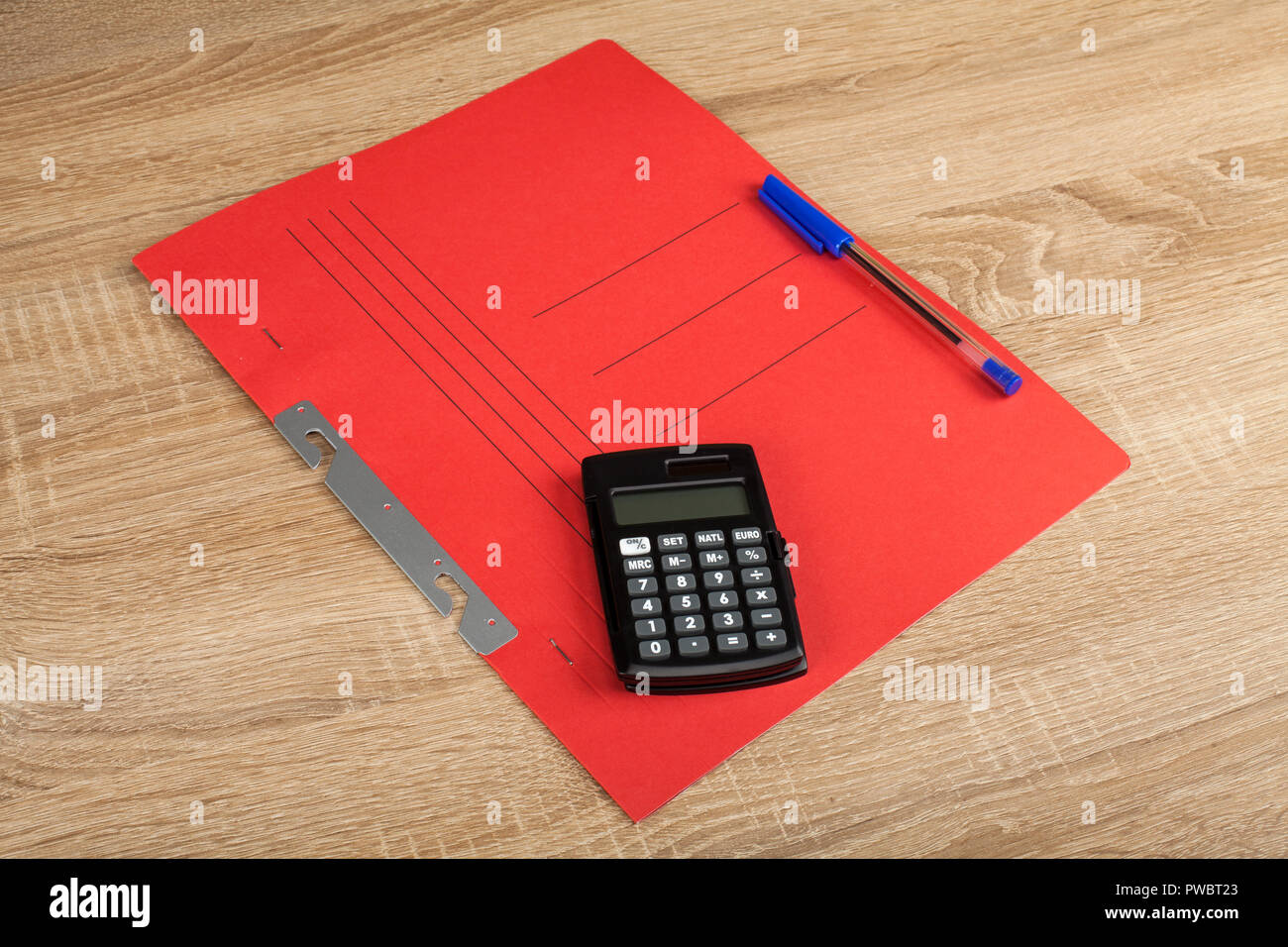 Contador, pluma, cuaderno, rojo cartera - artículos escolares y de oficina sobre fondo Fotografía stock - Alamy
