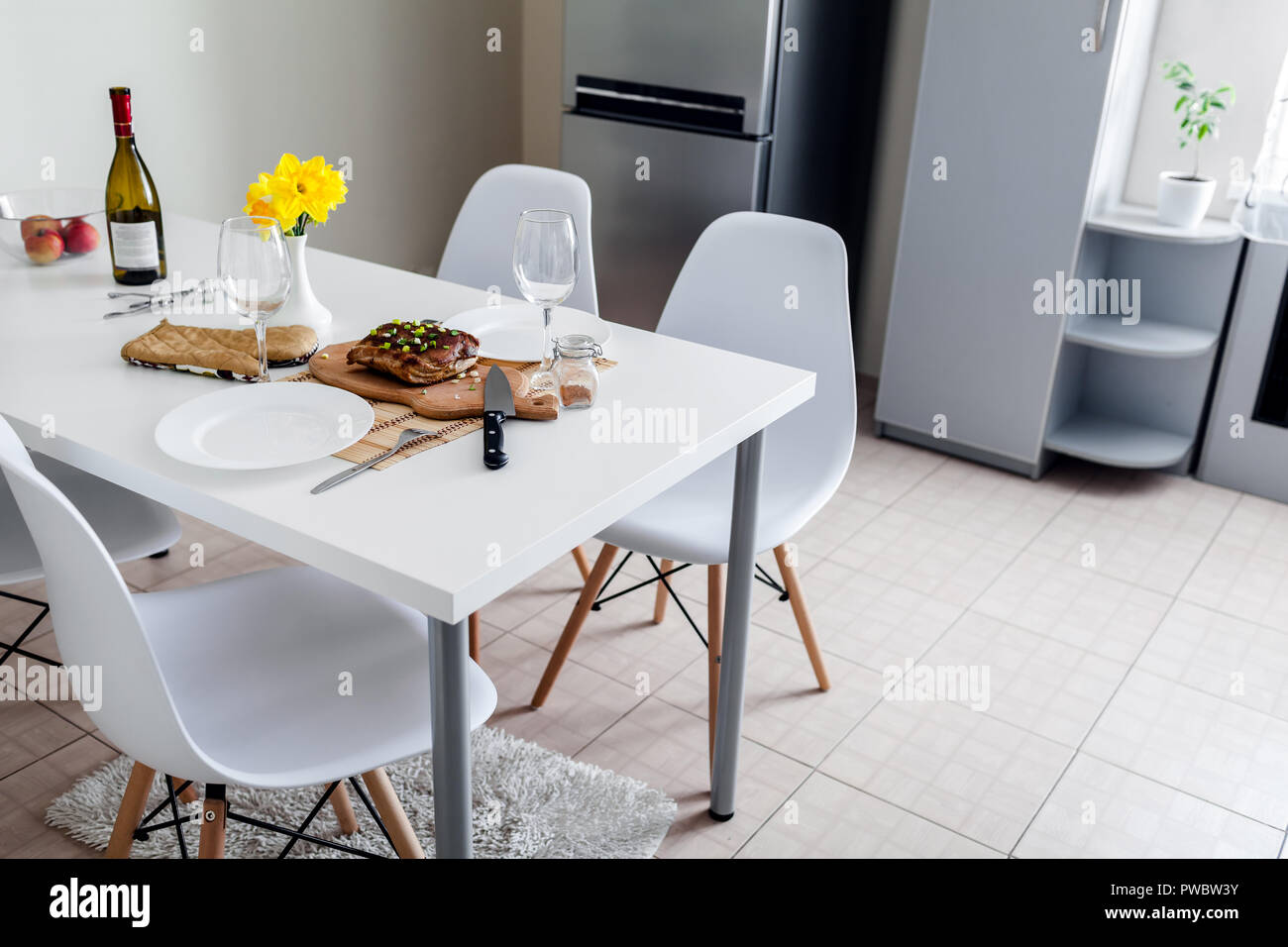 Cena para dos servido en la cocina. Moderna cocina de diseño Cena para dos servido en la cocina. Moderna cocina de diseño