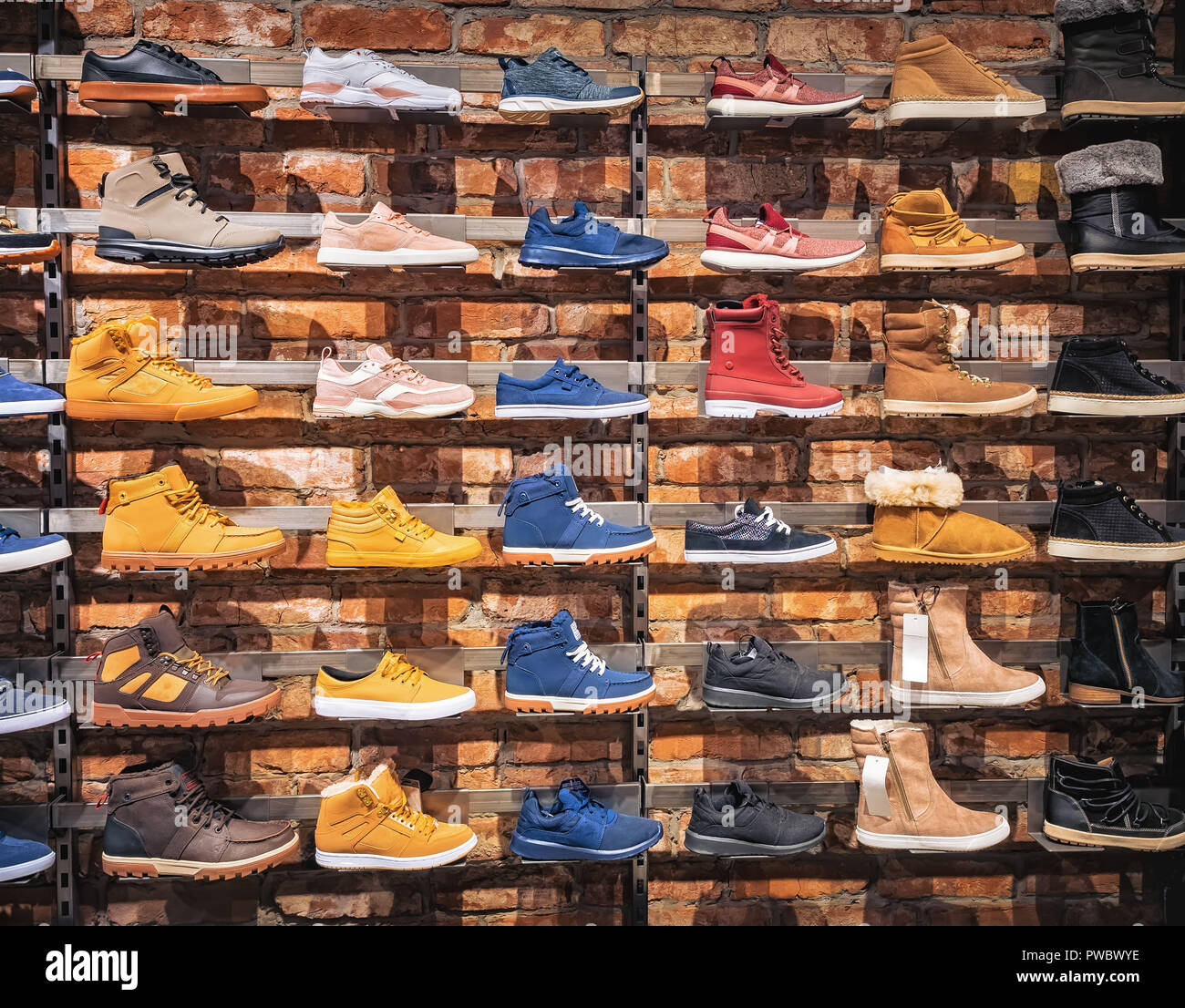 Zapatos en los escaparates de las tiendas. Muchos hombres y mujeres zapatos,  botas, plimsolls en el escaparate del mercado. Imagen del deporte inicio de  seguimiento Fotografía de stock - Alamy