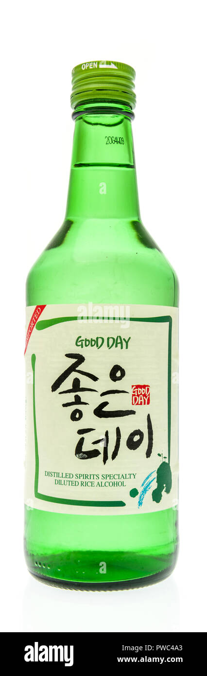 Winneconne, WI - 7 de octubre de 2018: una sola botella de buen día soju de Corea del Sur sobre un fondo aislado Foto de stock