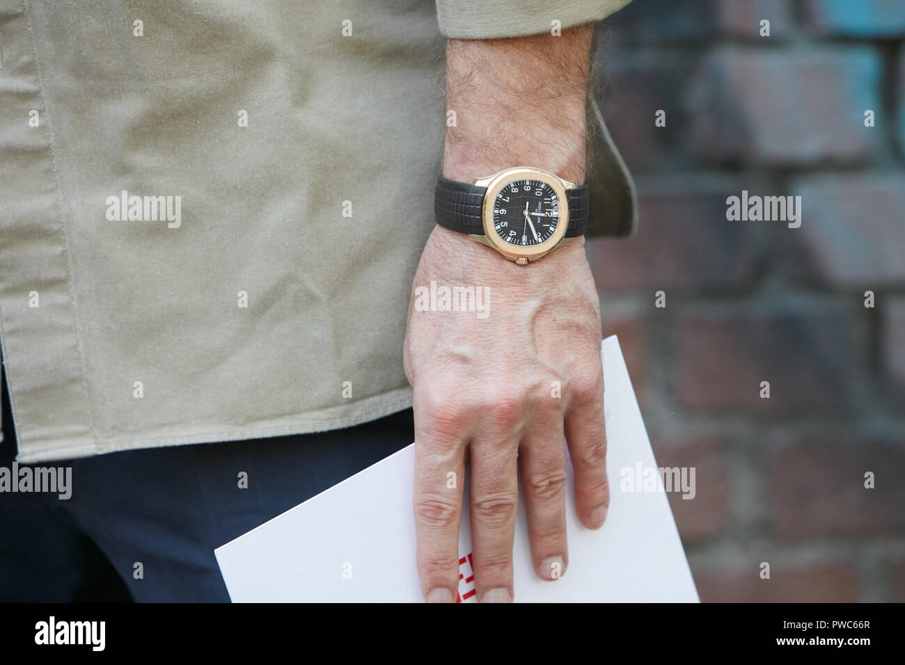 Milán, Italia - 20 de septiembre de 2018: el hombre con el Patek Philippe  Aquanaut dorada ver antes de Fendi Fashion Show, la Semana de la moda de  Milán street style Fotografía