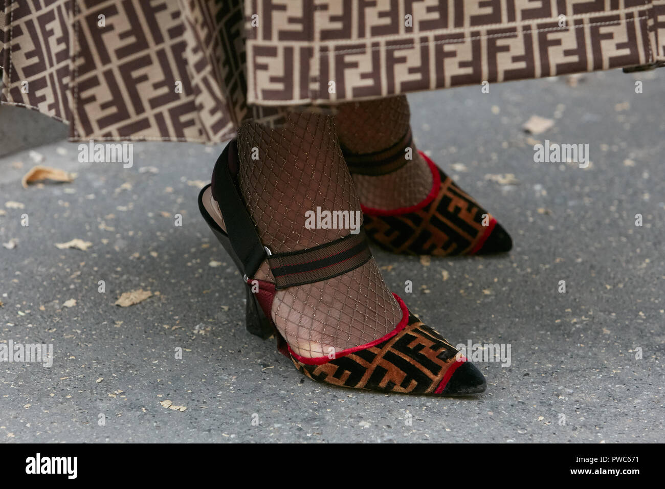 Milán, Italia - 20 de septiembre de 2018: Mujer con Fendi zapatos de terciopelo y falda antes de Fendi Fashion Show, la Semana de la moda de Milán street style Fotografía