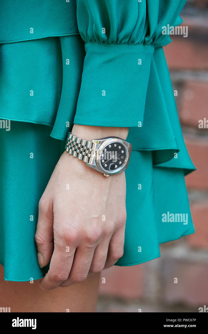 Milán, Italia - 20 de septiembre de 2018: Mujer con reloj Rolex Datejust  con dial negro antes de Fendi Fashion Show, la Semana de la moda de Milán  street style Fotografía de stock - Alamy