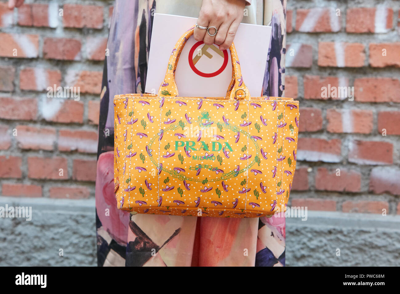 Bolso prada naranja fotograf as e im genes de alta resoluci n Alamy