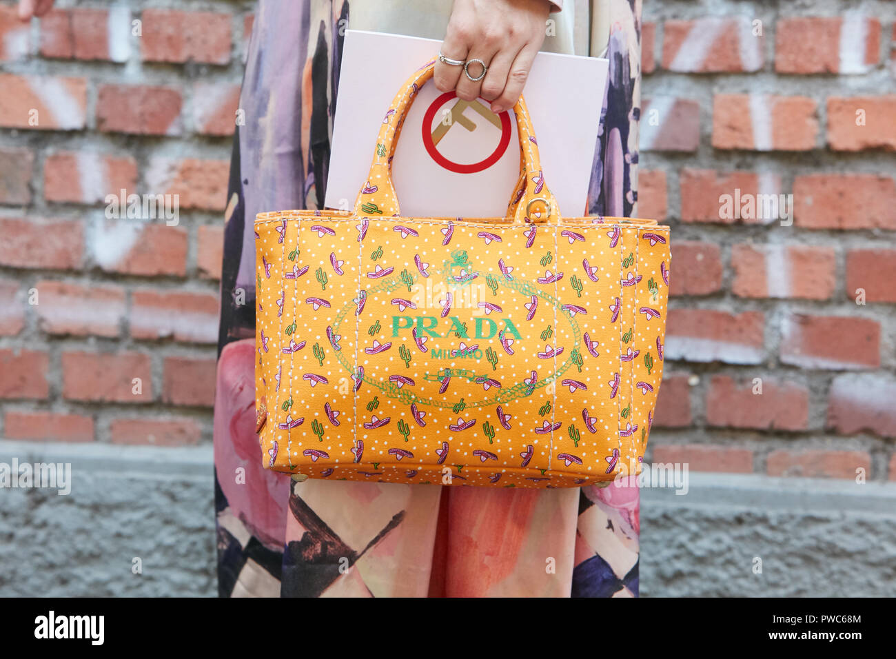 Bolso prada naranja fotografías e imágenes de alta resolución - Alamy