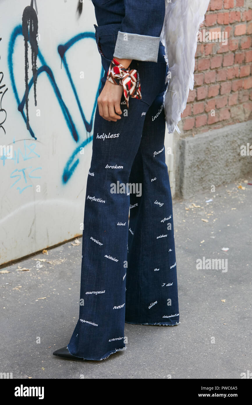 Milán, Italia - 20 septiembre de 2018: Mujer con pantalones de mezclilla azul con y