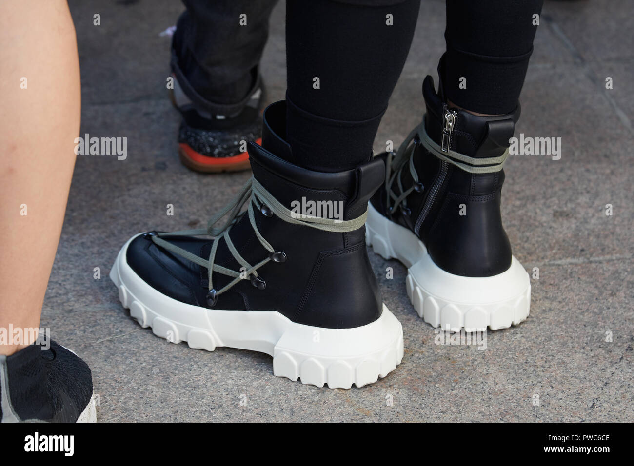 Milán, - 20 de septiembre de 2018: el hombre con botas de cuero negro con suela blanca antes de Genny Fashion Show, la Semana de la de Milán street style